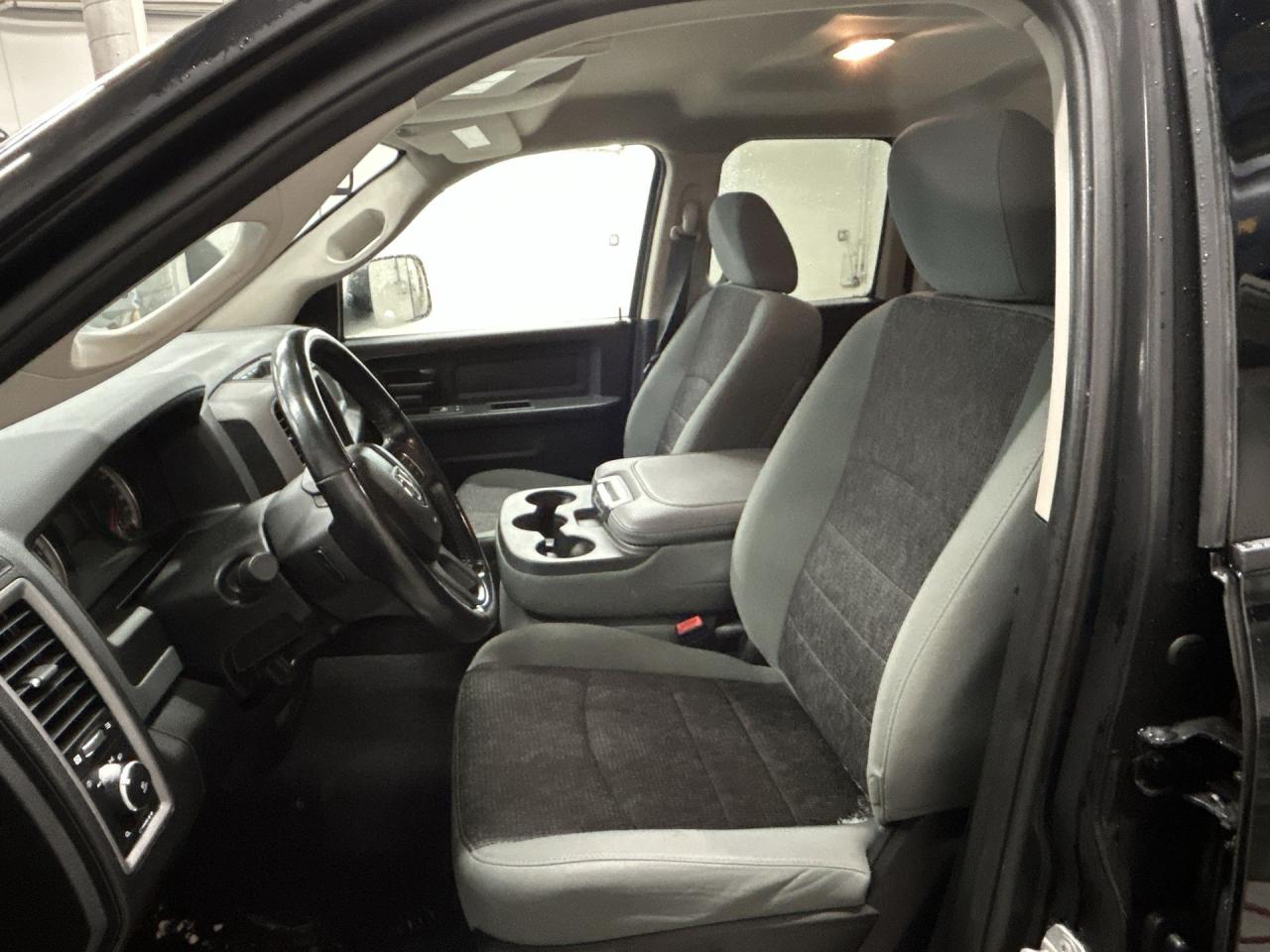 2020 RAM 1500 Classic EXPRESS 4X4 | NIGHT EDITION | CREW | 5.7L V8 Photo