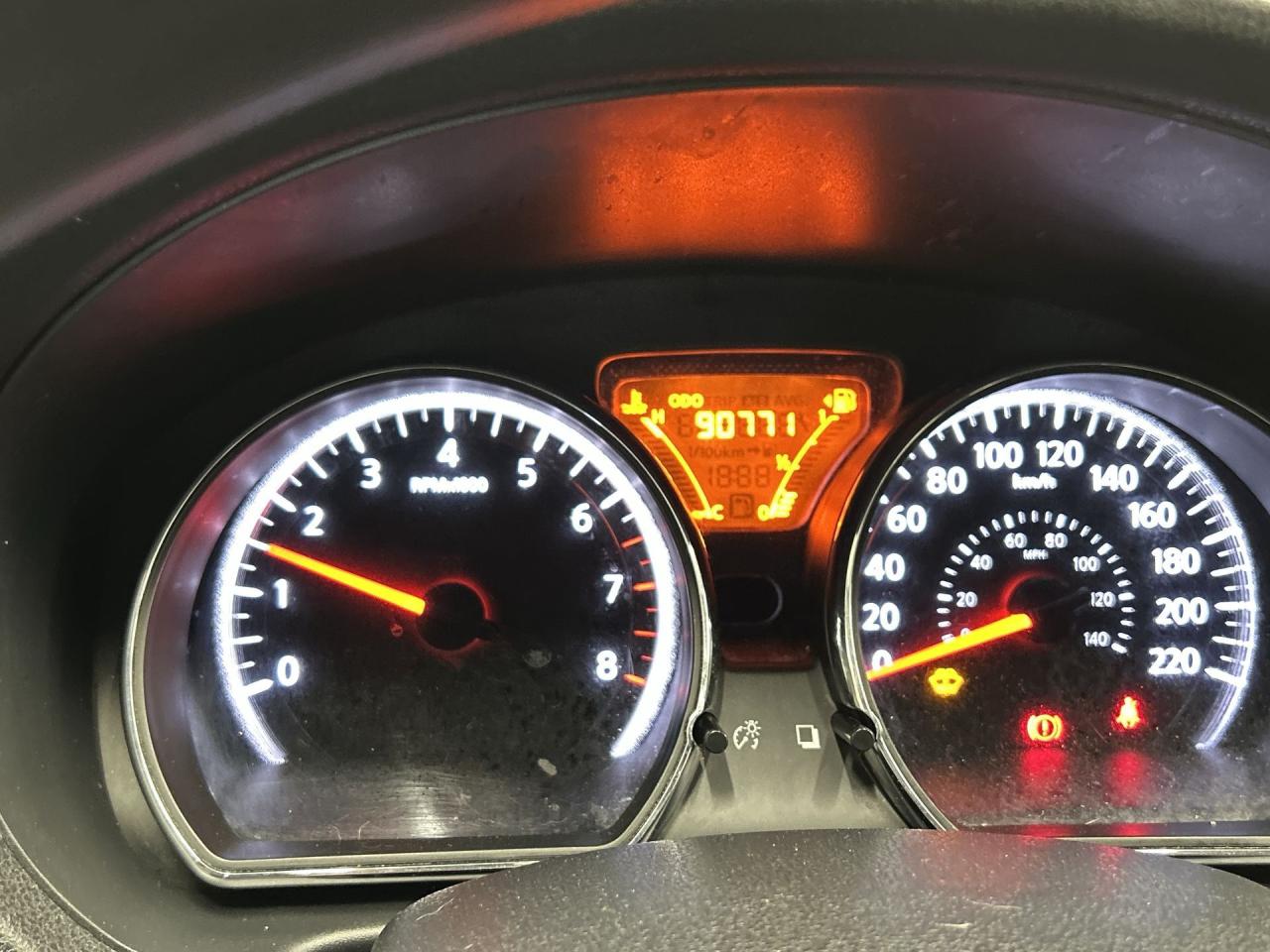 2015 Nissan Versa Note 5-SPEED | ONLY 91,000KMS!! | BLUETOOTH | A/C | CD Photo3