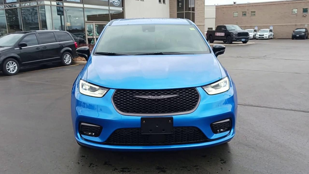 2026 Chrysler Pacifica Select FWD Photo2