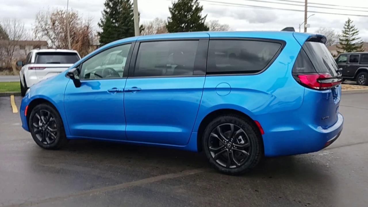 2026 Chrysler Pacifica Select FWD Photo