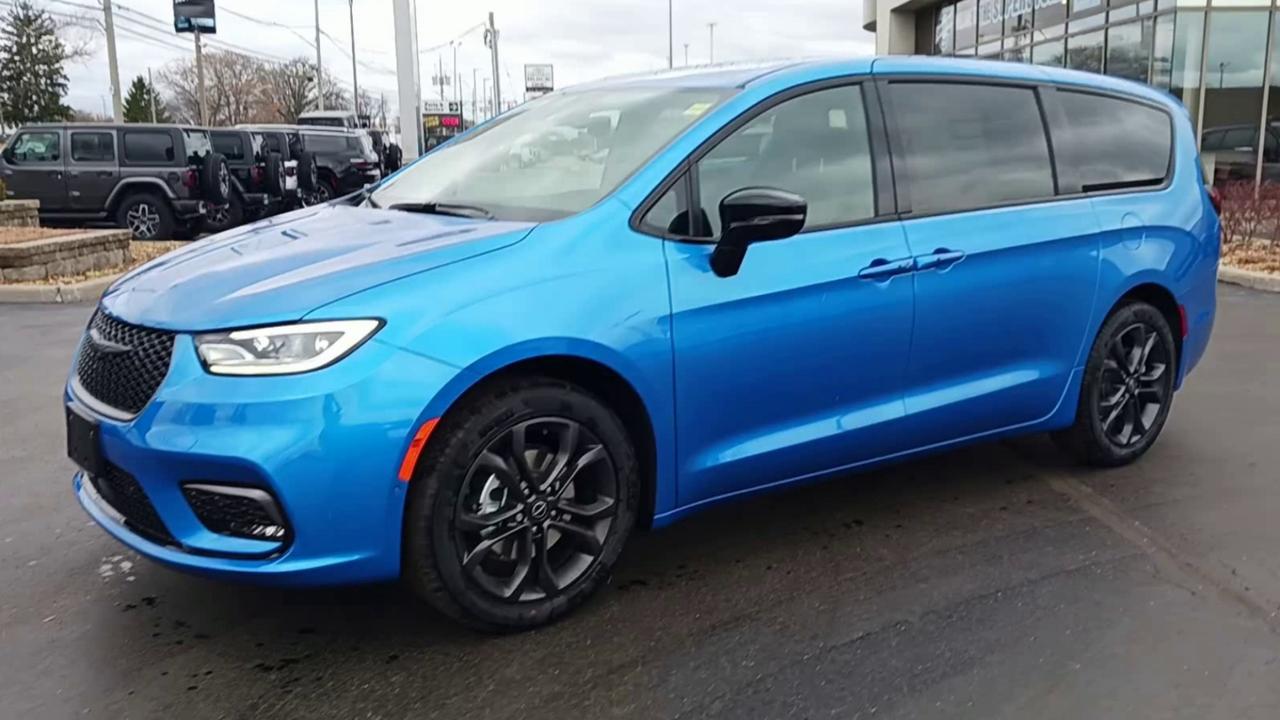 2026 Chrysler Pacifica Select FWD Photo