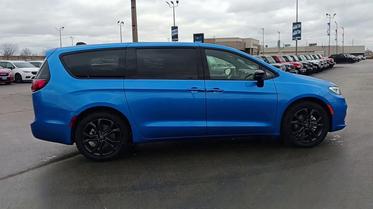 2026 Chrysler Pacifica Select FWD Photo