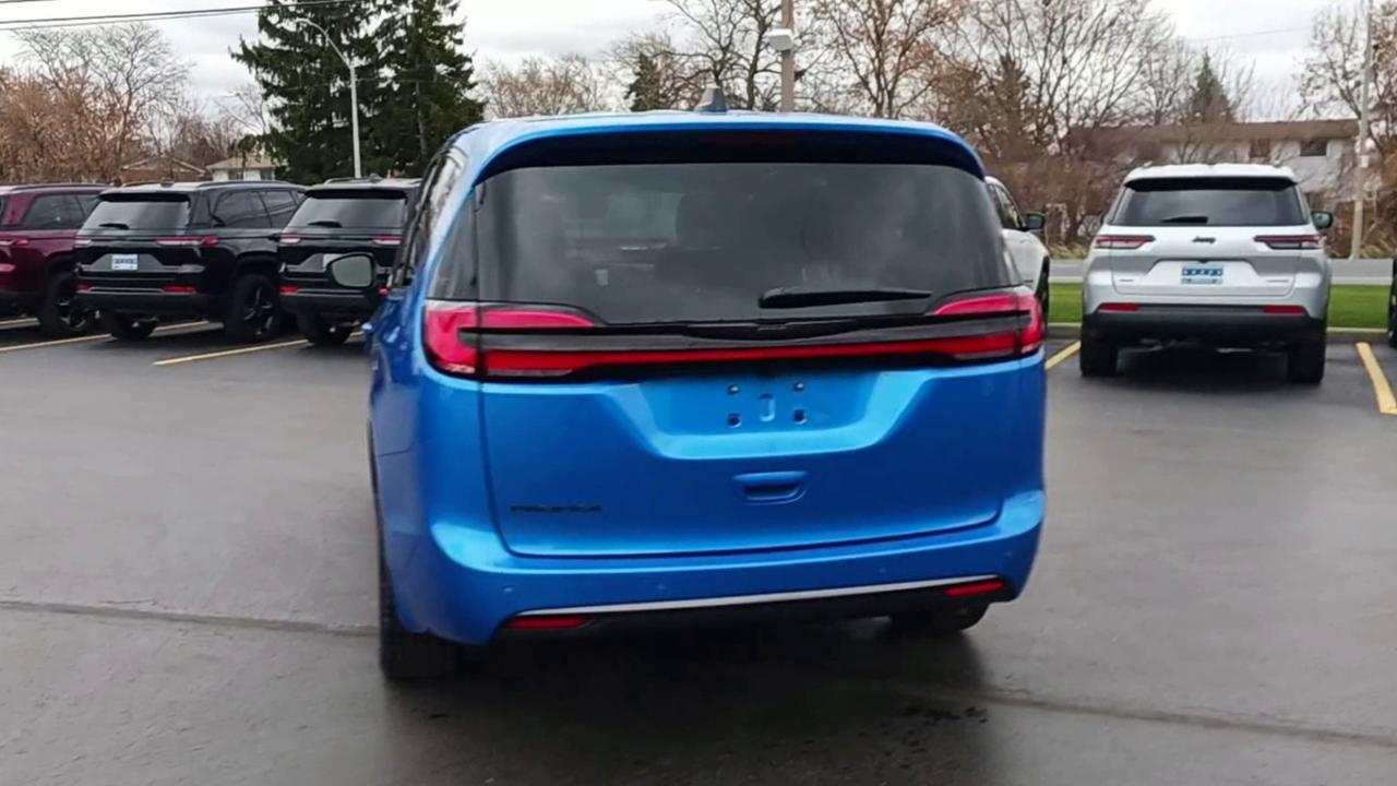 2026 Chrysler Pacifica Select FWD Photo