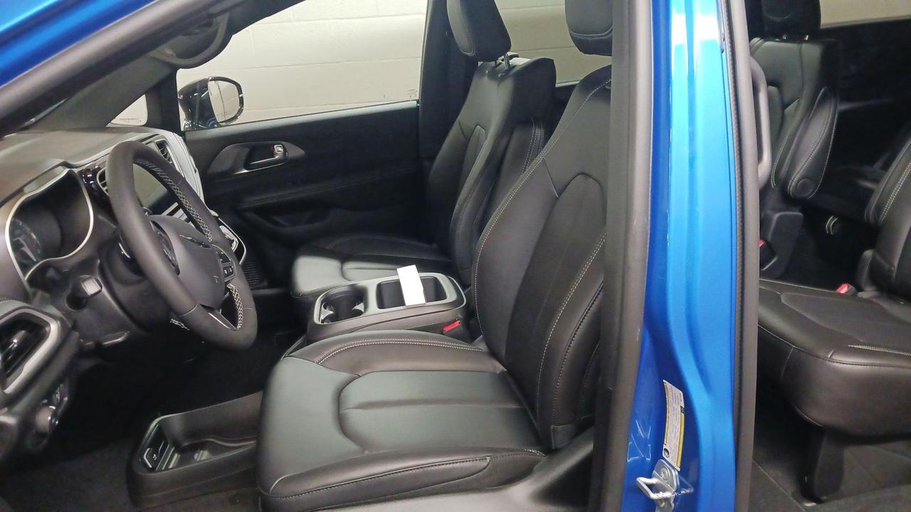 2026 Chrysler Pacifica Select FWD Photo