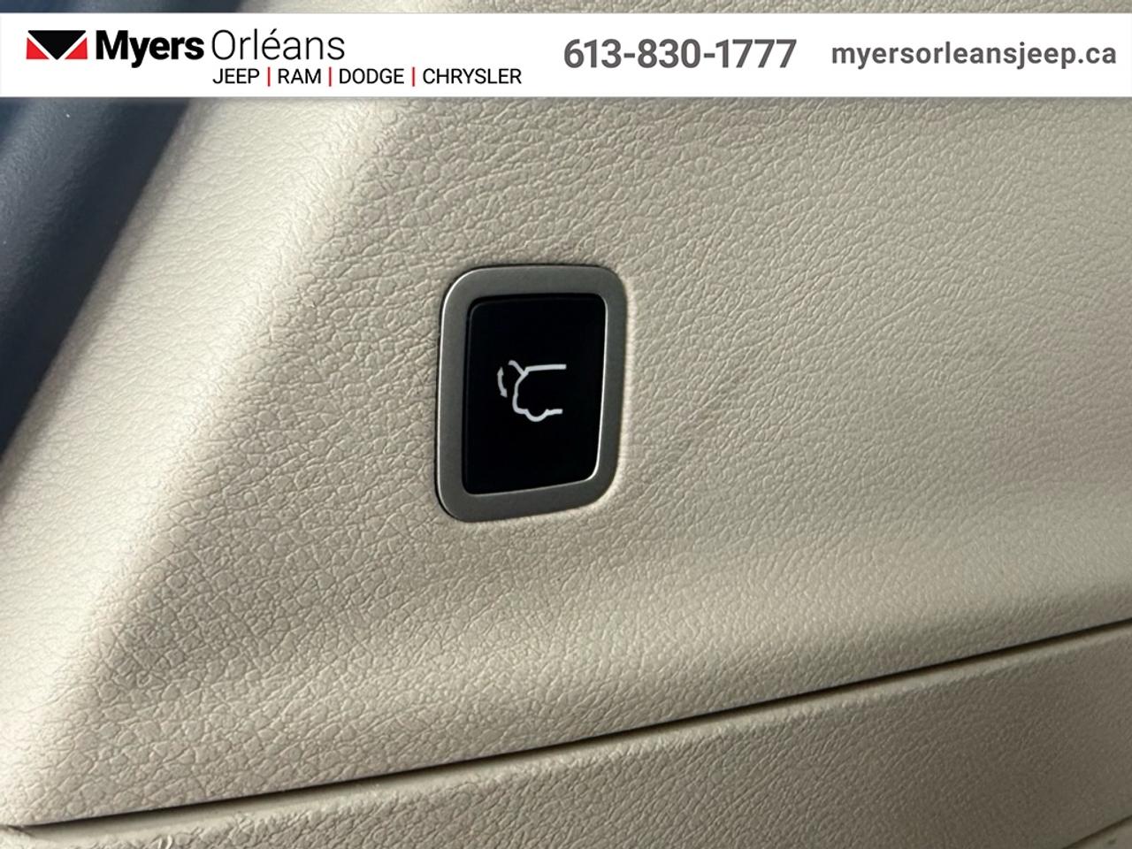 2023 Chrysler Pacifica Touring L   - Apple CarPlay Photo