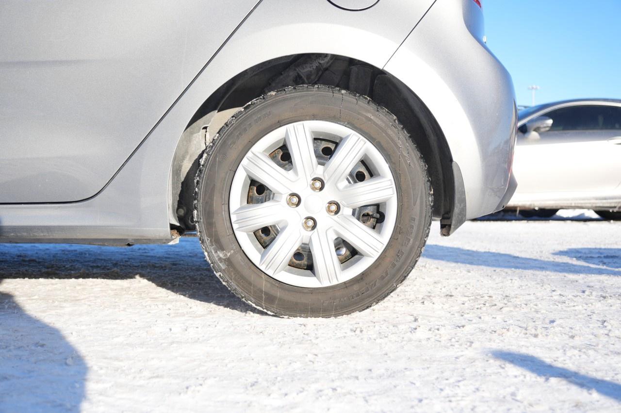 2022 Kia Rio 5-Door LX  Manual Photo