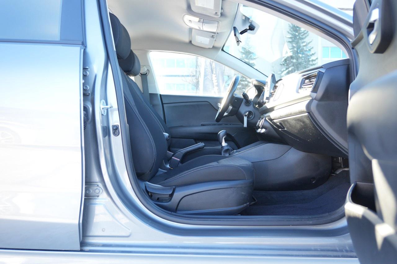 2022 Kia Rio 5-Door LX  Manual Photo