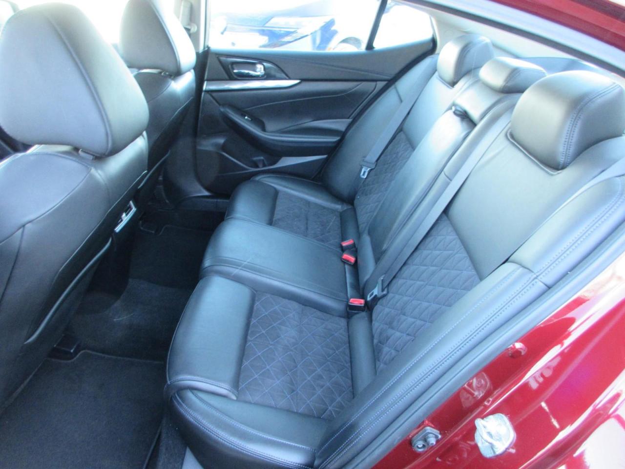 2017 Nissan Maxima 1 Photo