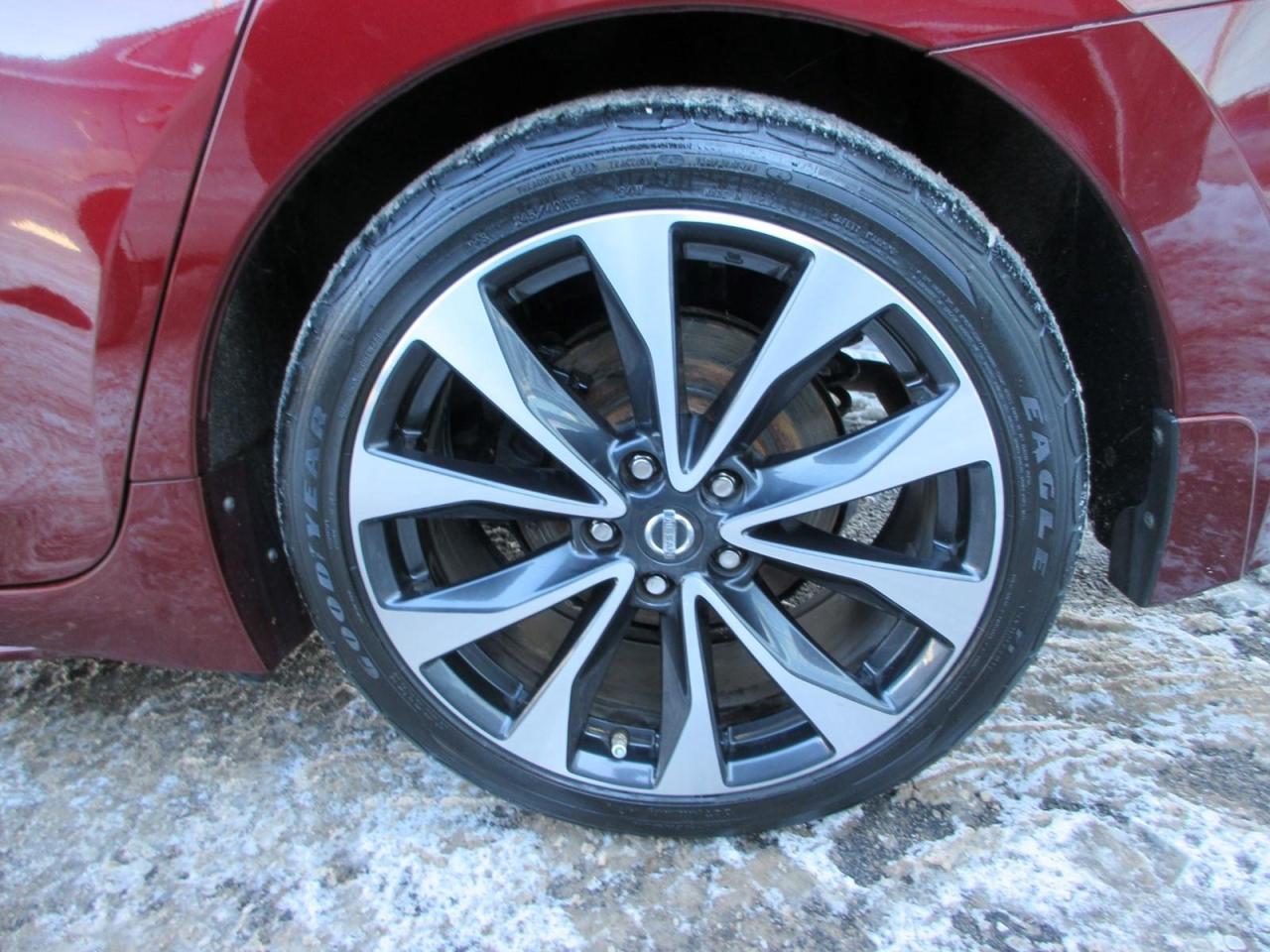 2017 Nissan Maxima 1 Photo