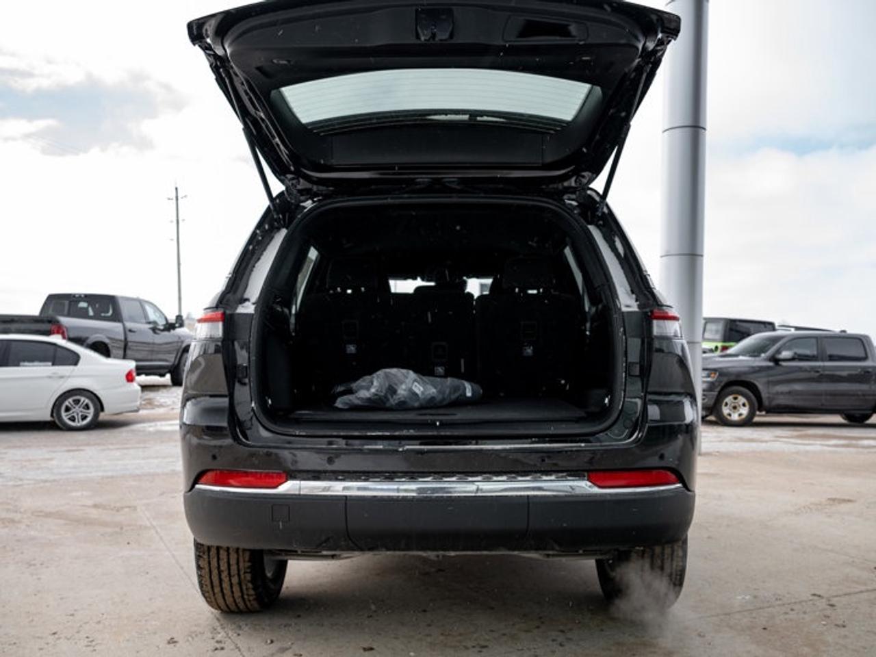 2026 Jeep Grand Cherokee Laredo Photo