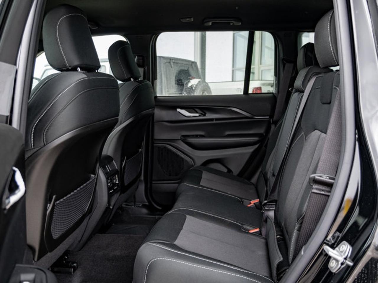 2026 Jeep Grand Cherokee Laredo Photo