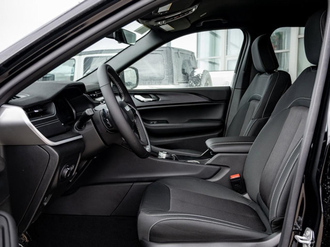 2026 Jeep Grand Cherokee Laredo Photo
