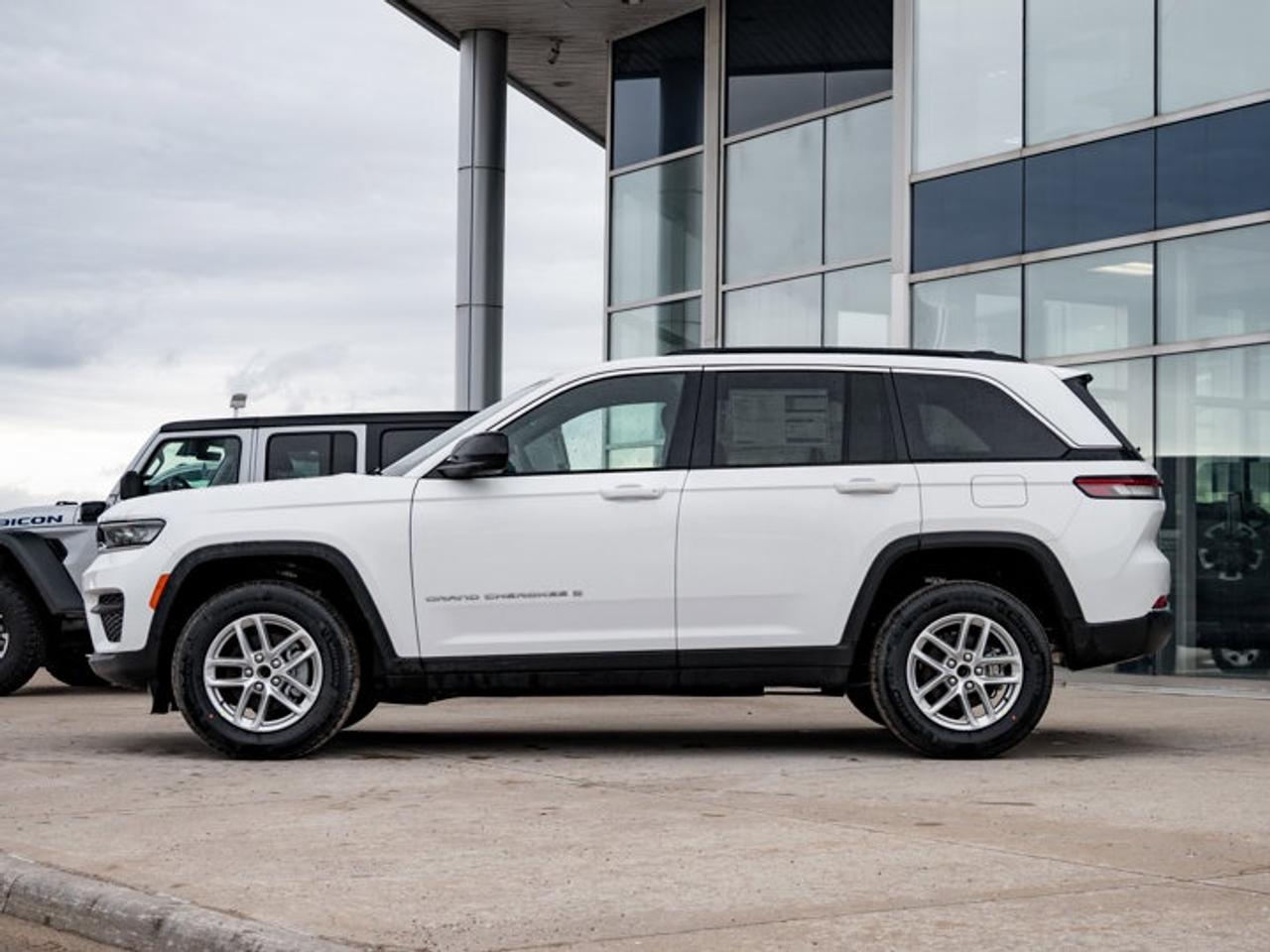 2026 Jeep Grand Cherokee Laredo Photo4