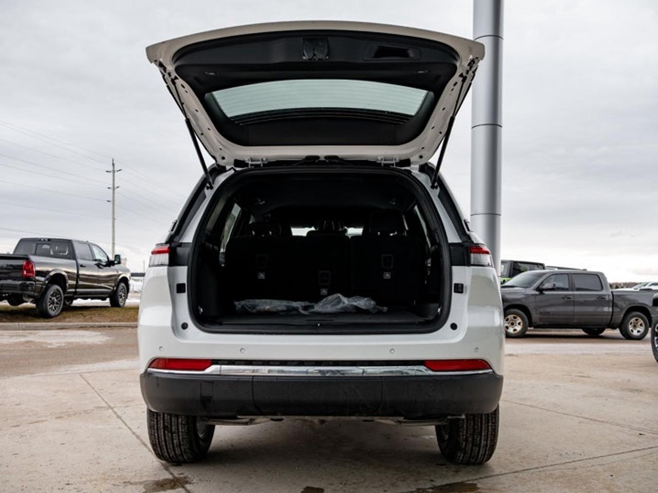 2026 Jeep Grand Cherokee Laredo Photo