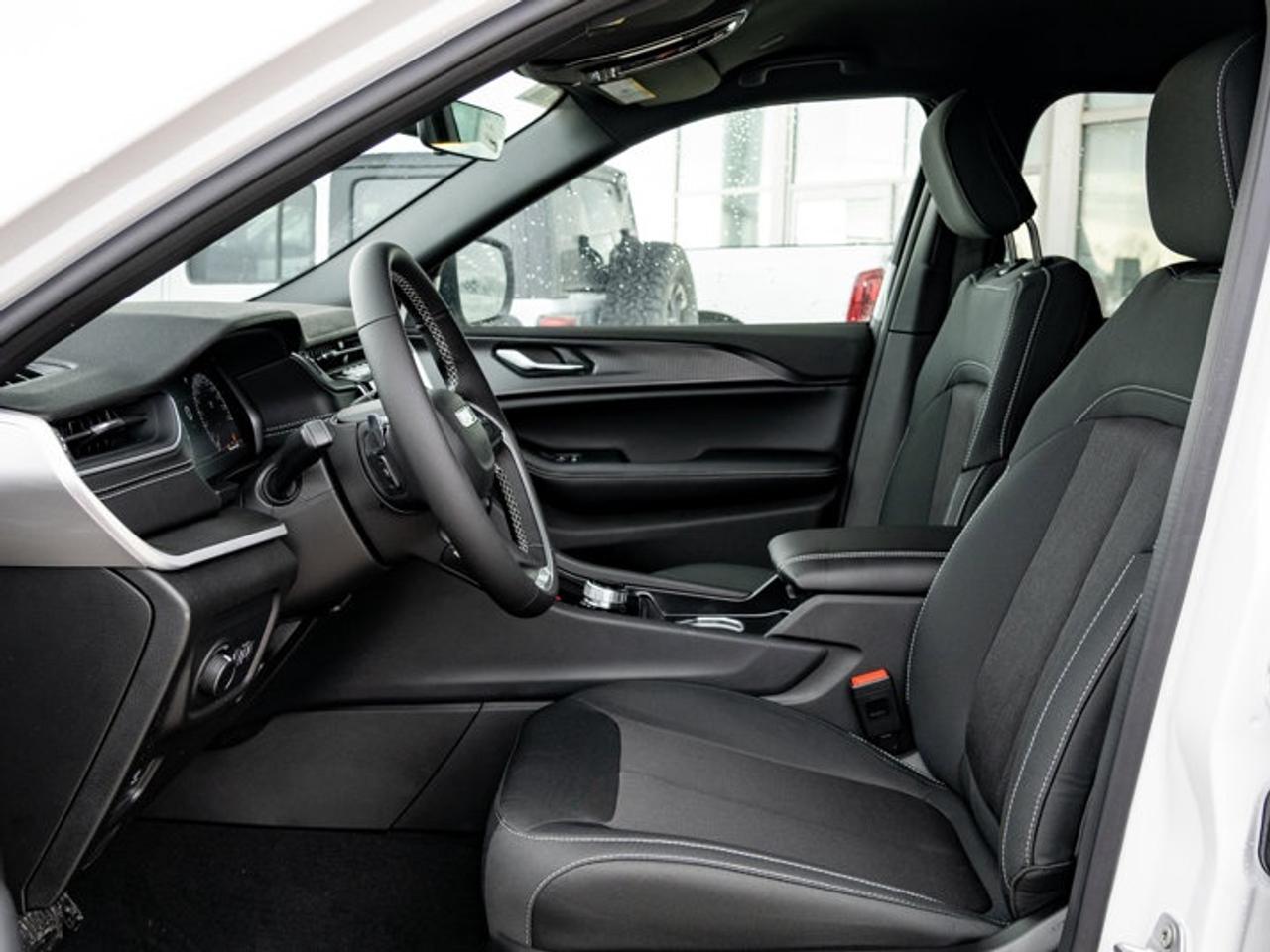 2026 Jeep Grand Cherokee Laredo Photo