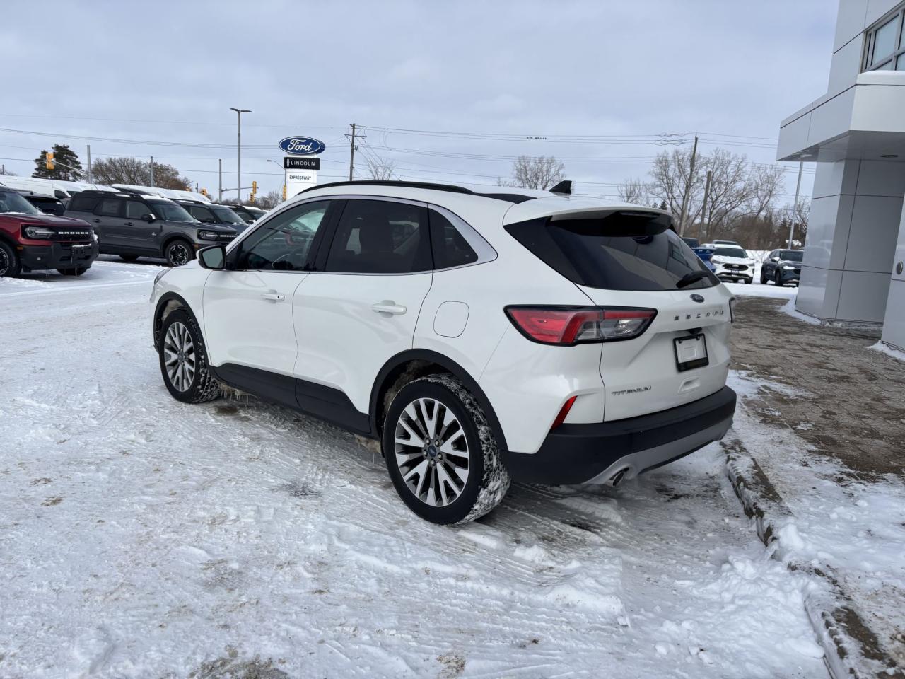 2022 Ford Escape Titanium AWD Hybrid Photo4