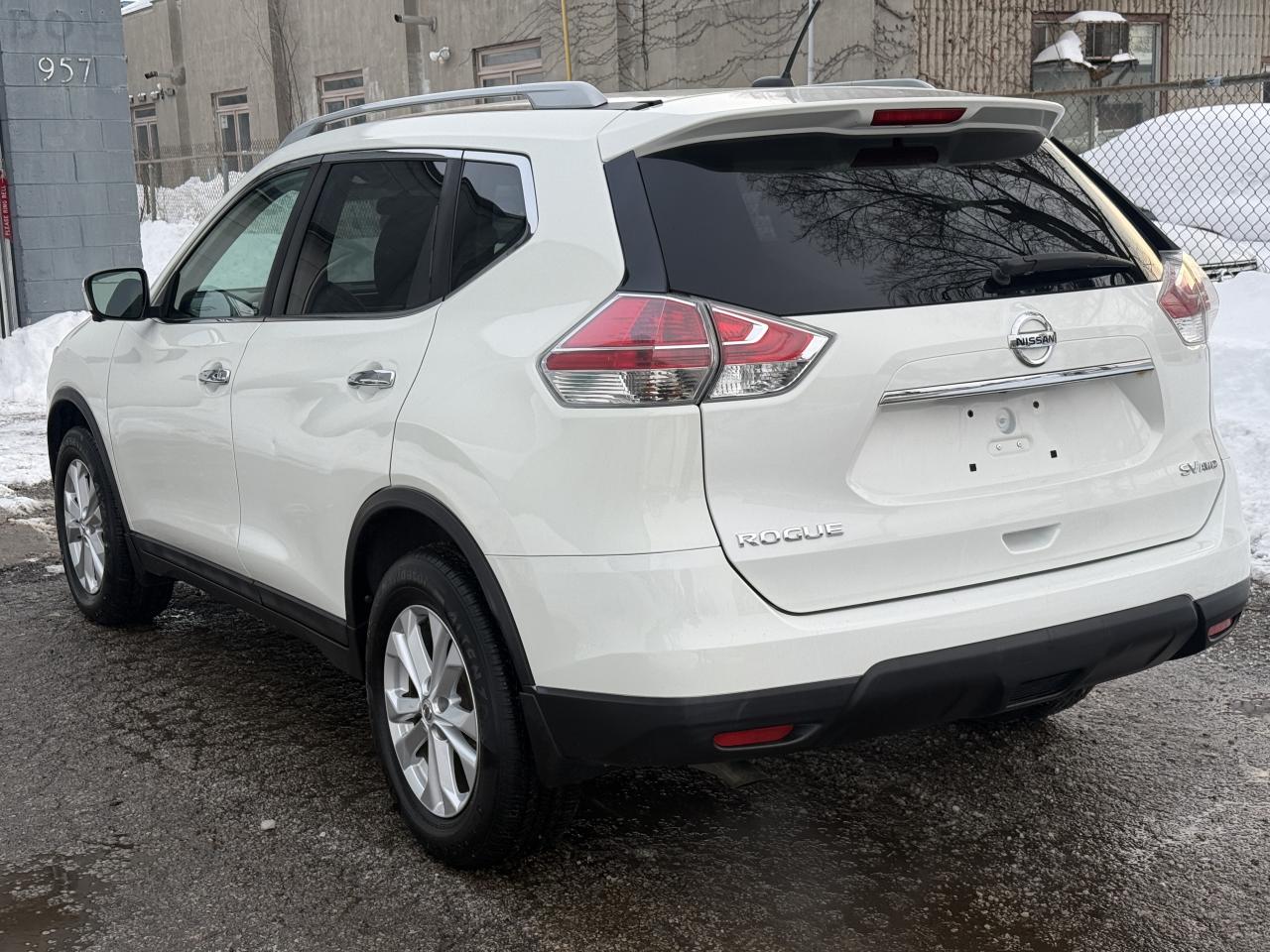 2016 Nissan Rogue SV Photo