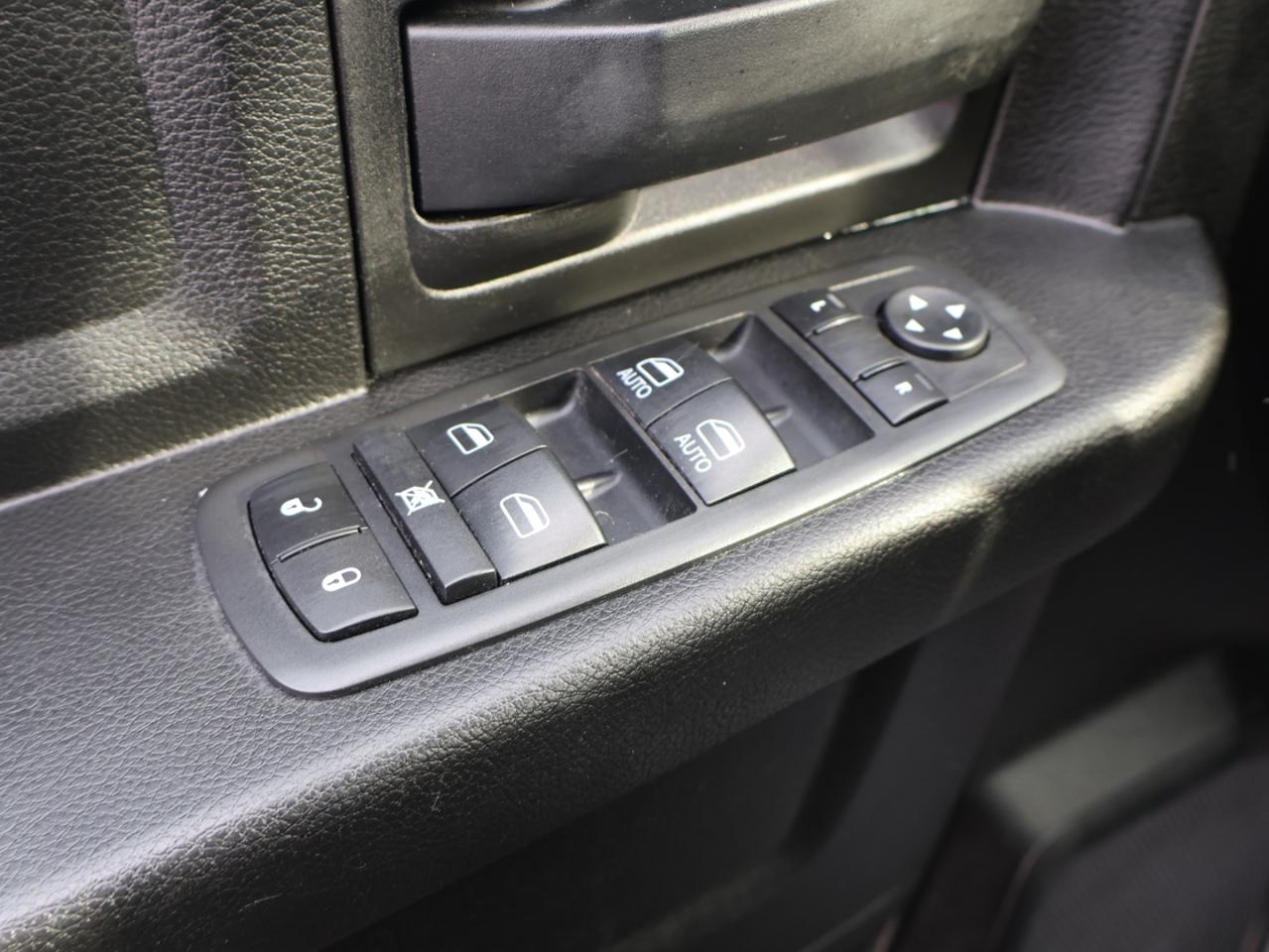 2021 RAM 1500 Classic EXPRESS 4WD CERTIFIED *ACCIDENT FREE* CAMERA BLUETOOTH CRUISE ALLOYS Photo