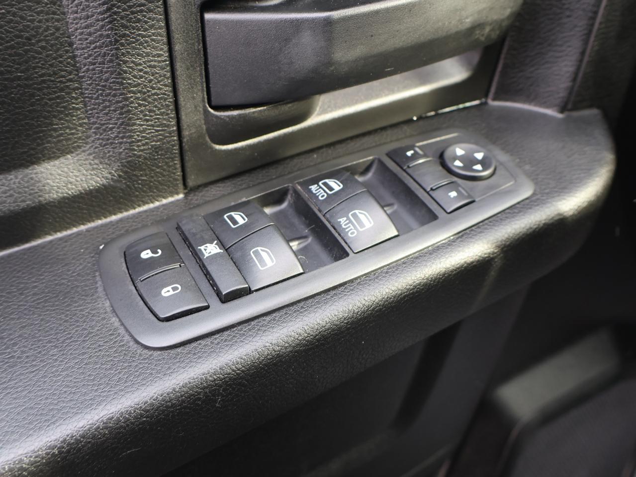 2021 RAM 1500 Classic EXPRESS 4WD CERTIFIED *ACCIDENT FREE* CAMERA BLUETOOTH CRUISE ALLOYS Photo