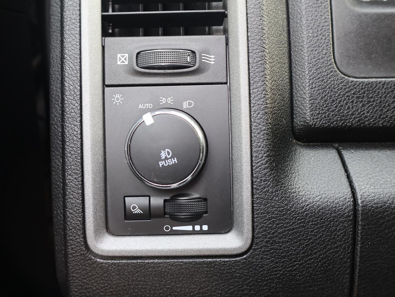 2021 RAM 1500 Classic EXPRESS 4WD CERTIFIED *ACCIDENT FREE* CAMERA BLUETOOTH CRUISE ALLOYS Photo