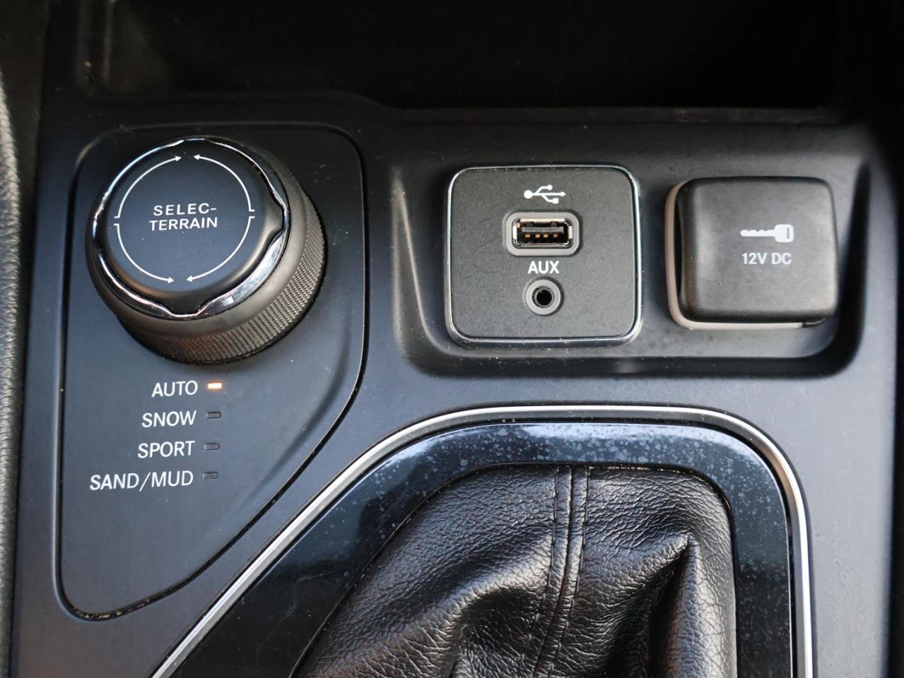 2019 Jeep Cherokee V6 LIMITED 4WD CERTIFIED *ACCIDENT FREE* CAMERA NAV BLUETOOTH LEATHER HEATED SEATS PANO ROOF CRUISE ALLOYS Photo