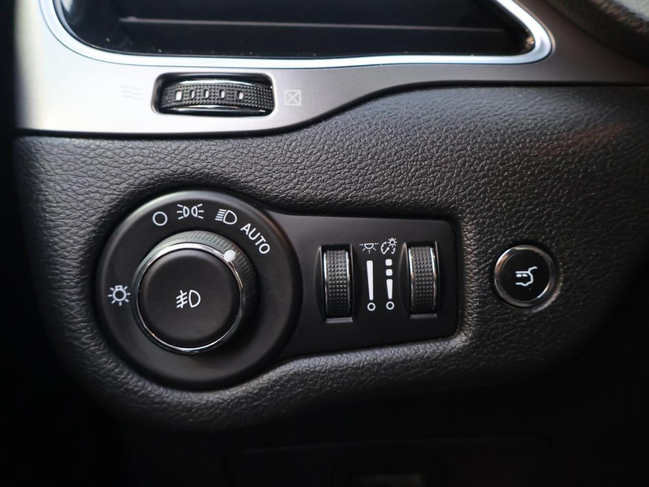 2019 Jeep Cherokee V6 LIMITED 4WD CERTIFIED *ACCIDENT FREE* CAMERA NAV BLUETOOTH LEATHER HEATED SEATS PANO ROOF CRUISE ALLOYS Photo