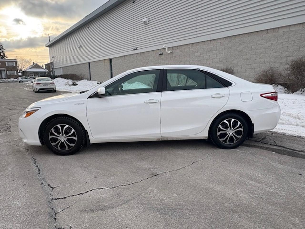 2016 Toyota Camry HYBRID LE **HYBRID-ONLY 88,000KM-1 OWNER-WE FINANCE** Photo