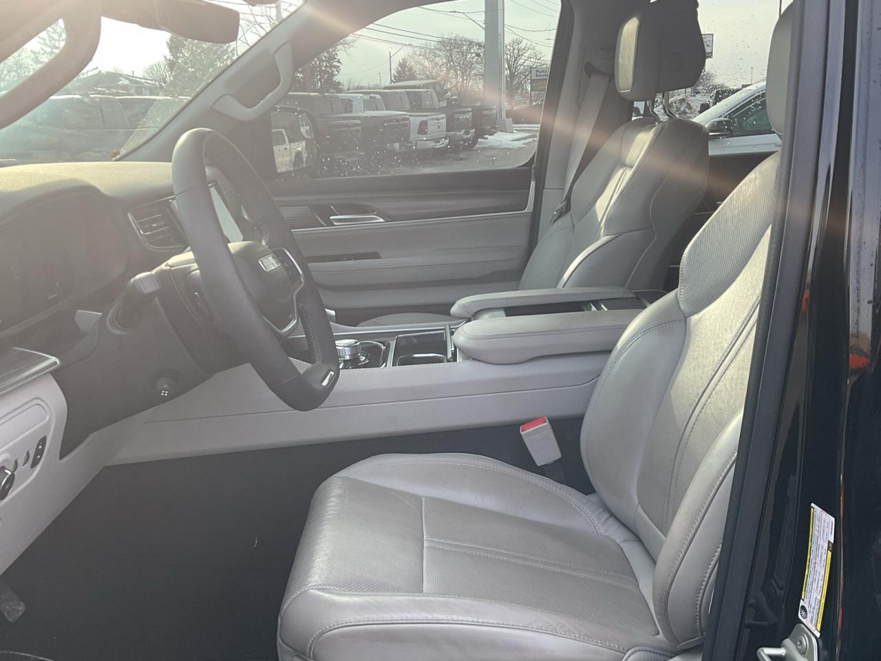 2023 Jeep Wagoneer 7 PASSENGER / FULL SIZE / LUXURY / 4x4 / LEATHER Photo