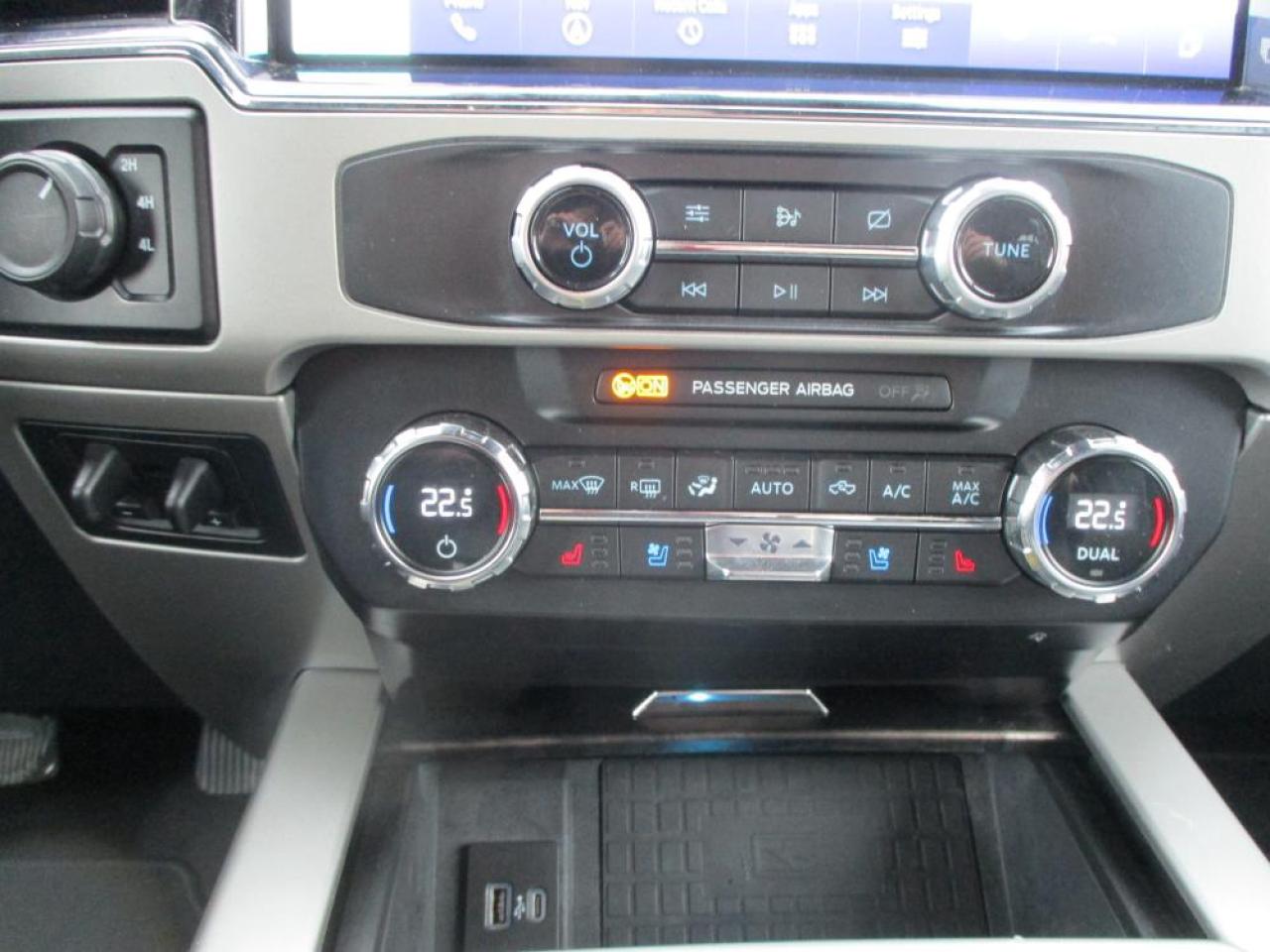 2022 Ford F-350 SD Lariat Crew CAB 4X4 Photo2