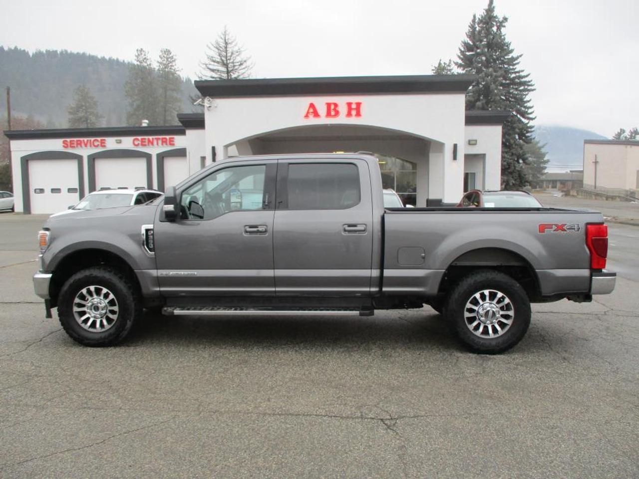 2022 Ford F-350 Lariat Crew Cab 4x4 Photo