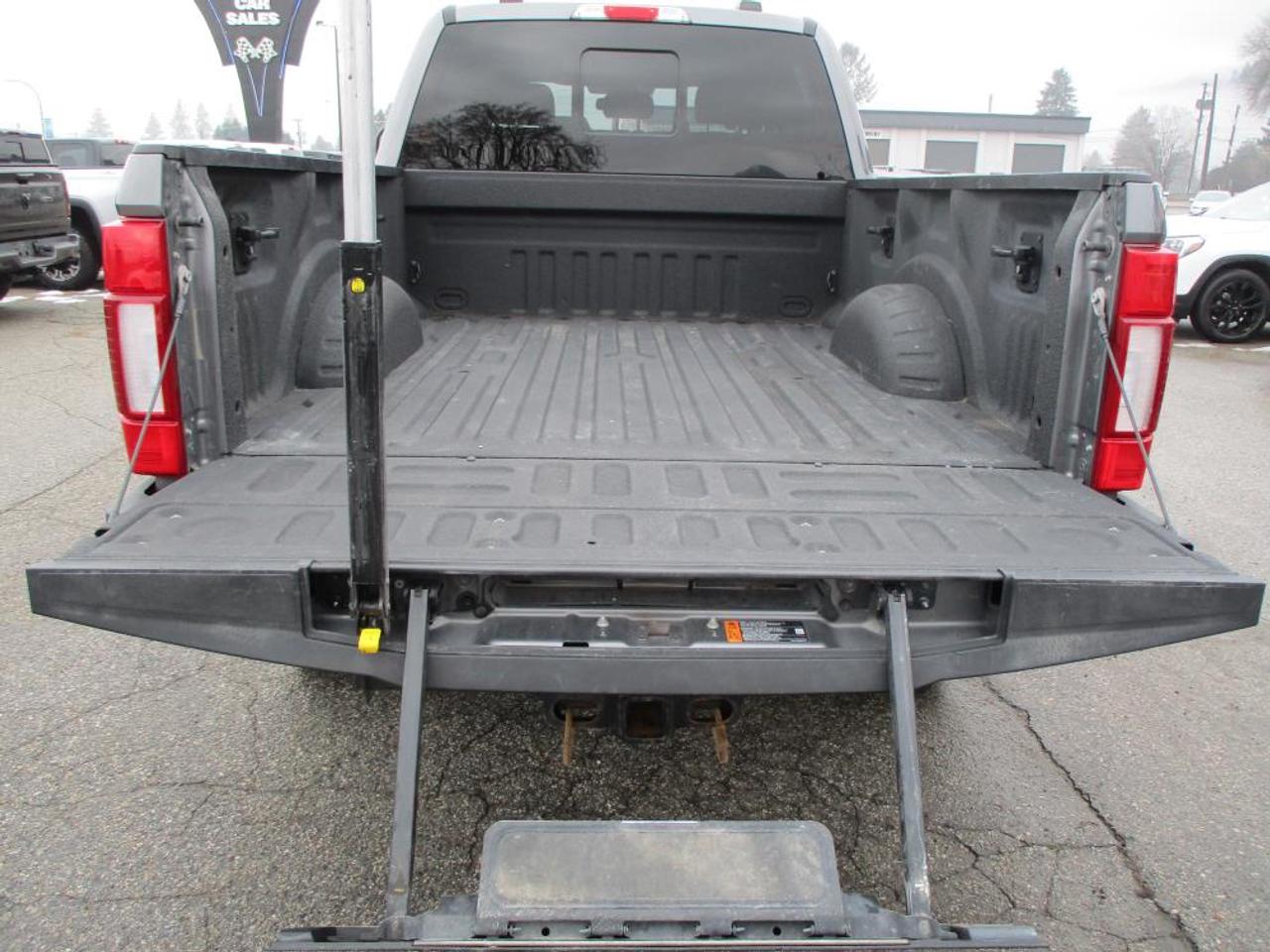 2022 Ford F-350 Lariat Crew Cab 4x4 Photo