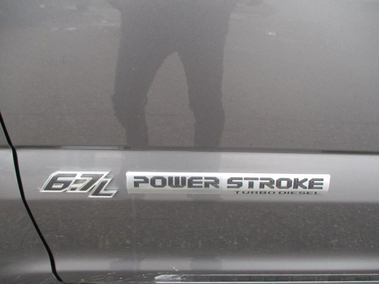 2022 Ford F-350 Lariat Crew Cab 4x4 Photo