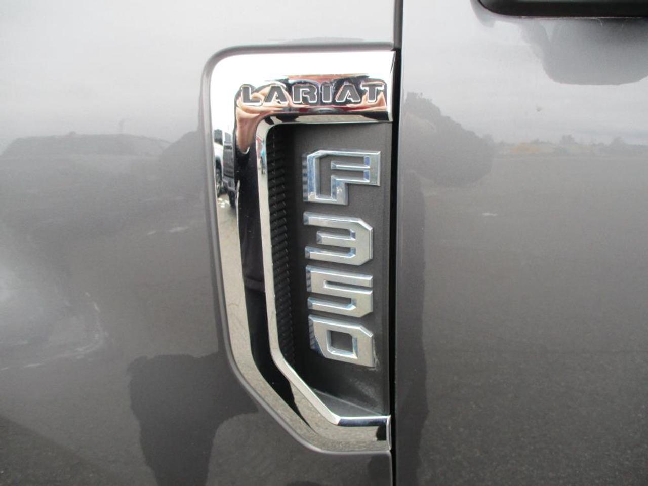 2022 Ford F-350 Lariat Crew Cab 4x4 Photo