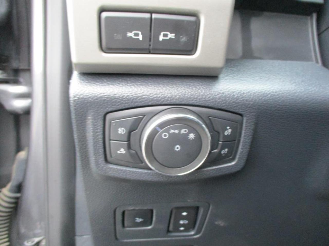 2022 Ford F-350 Lariat Crew Cab 4x4 Photo