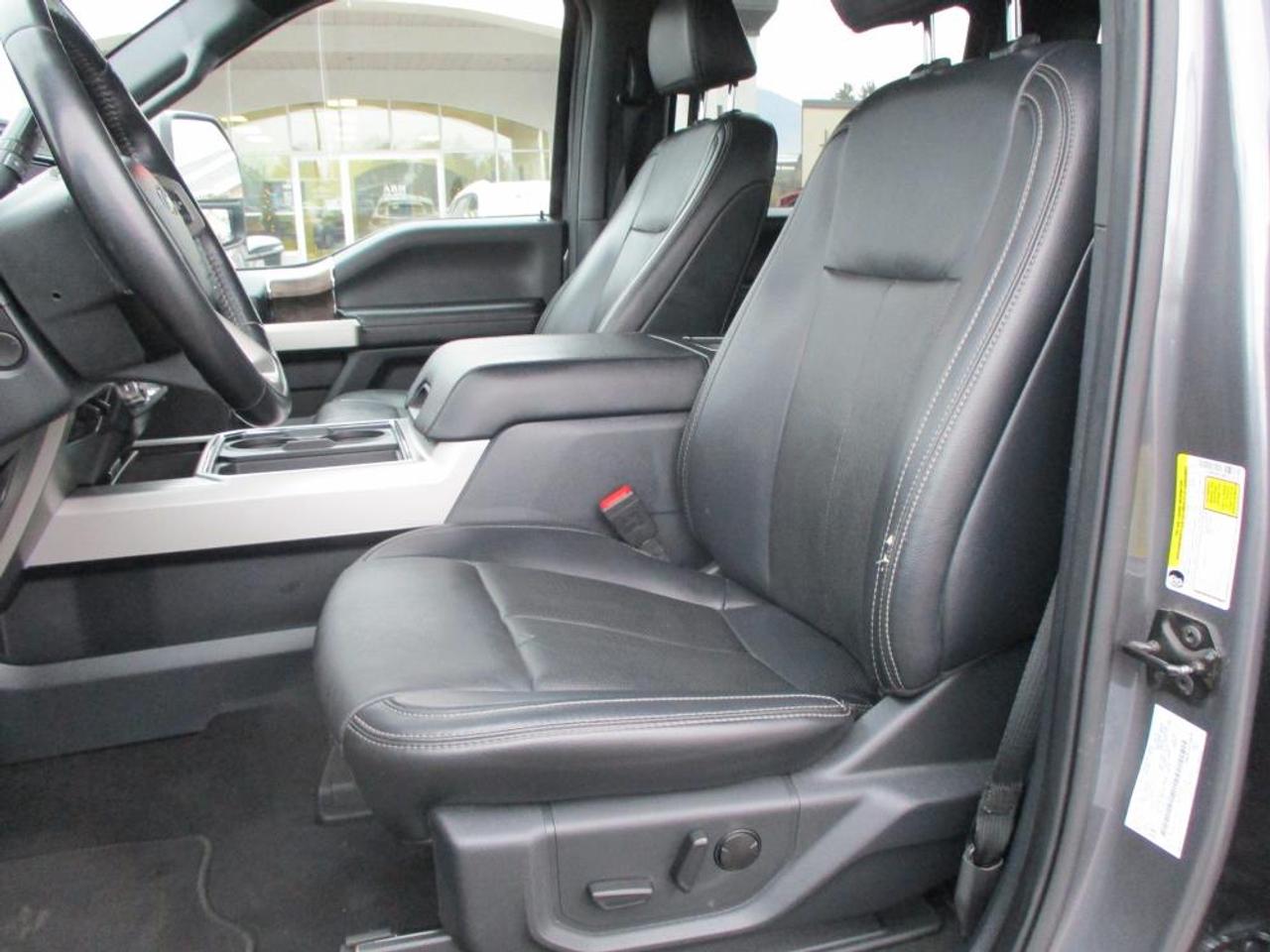 2022 Ford F-350 Lariat Crew Cab 4x4 Photo