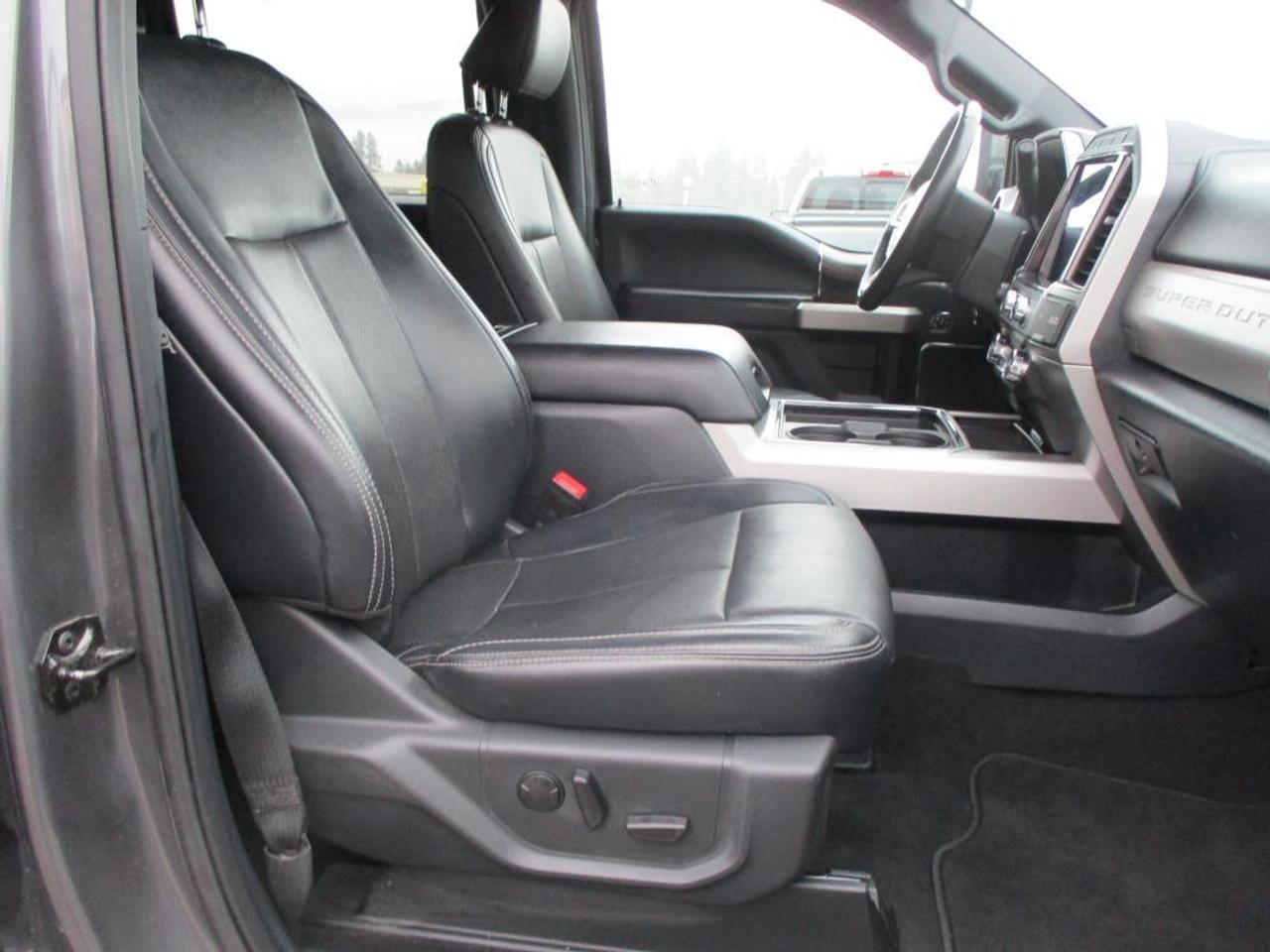 2022 Ford F-350 Lariat Crew Cab 4x4 Photo