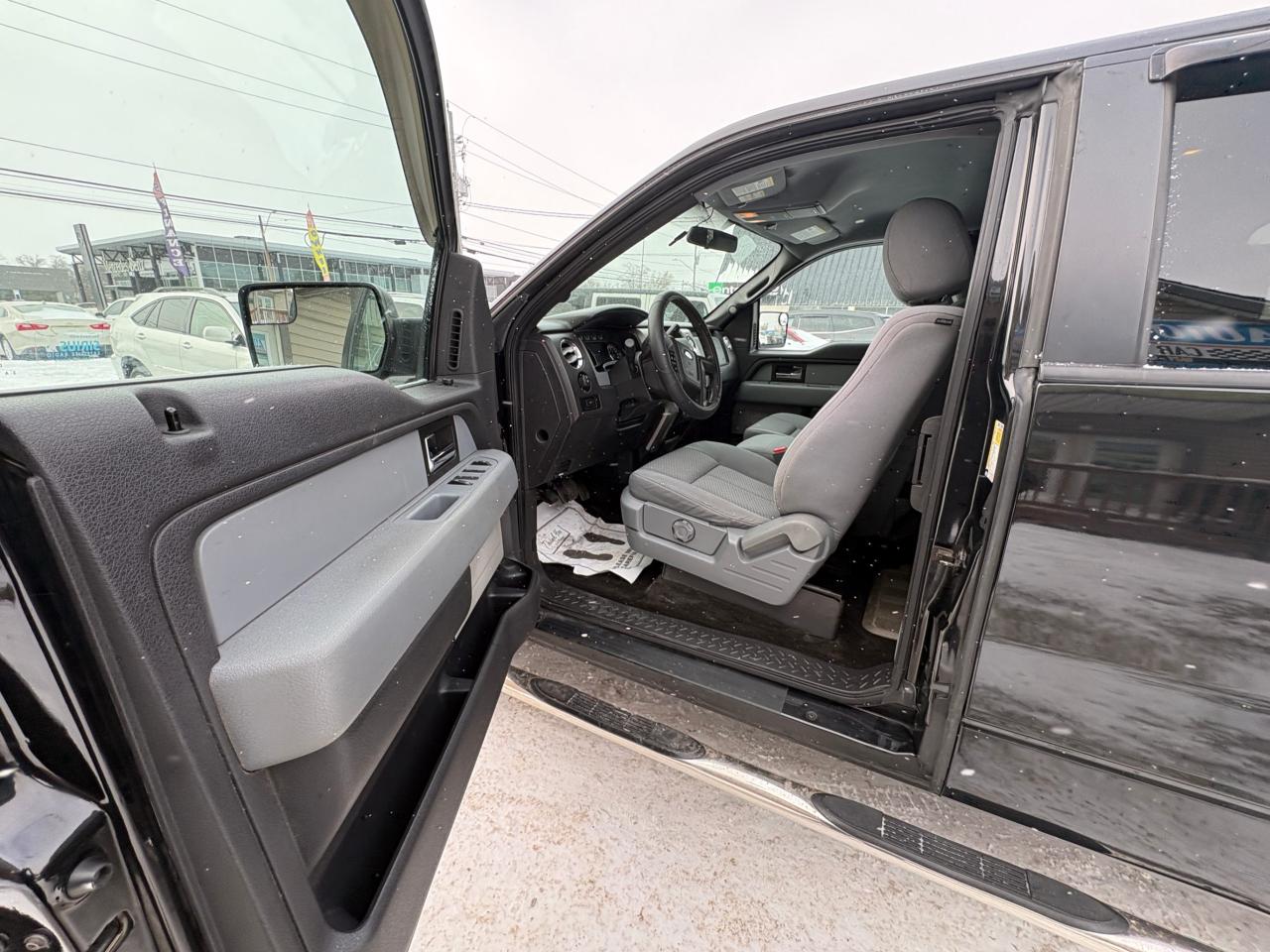 2014 Ford F-150 4WD SuperCab 163" XLT, Low KM, with Safety and 1 year $5000 per claim Warranty Photo