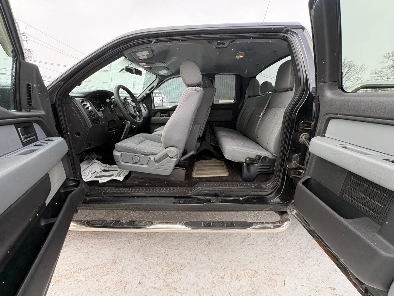 2014 Ford F-150 4WD SuperCab 163" XLT, Low KM, with Safety and 1 year $5000 per claim Warranty Photo