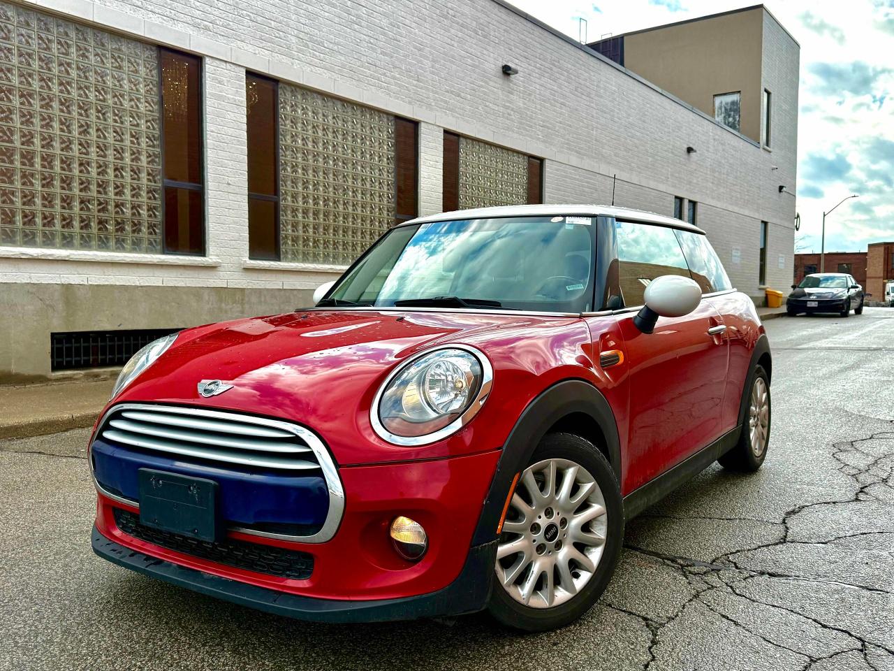 2015 MINI Cooper COOPER 2DR, AUTO, SUNROOF, HEATED SEATS, CLEAN!! Photo2