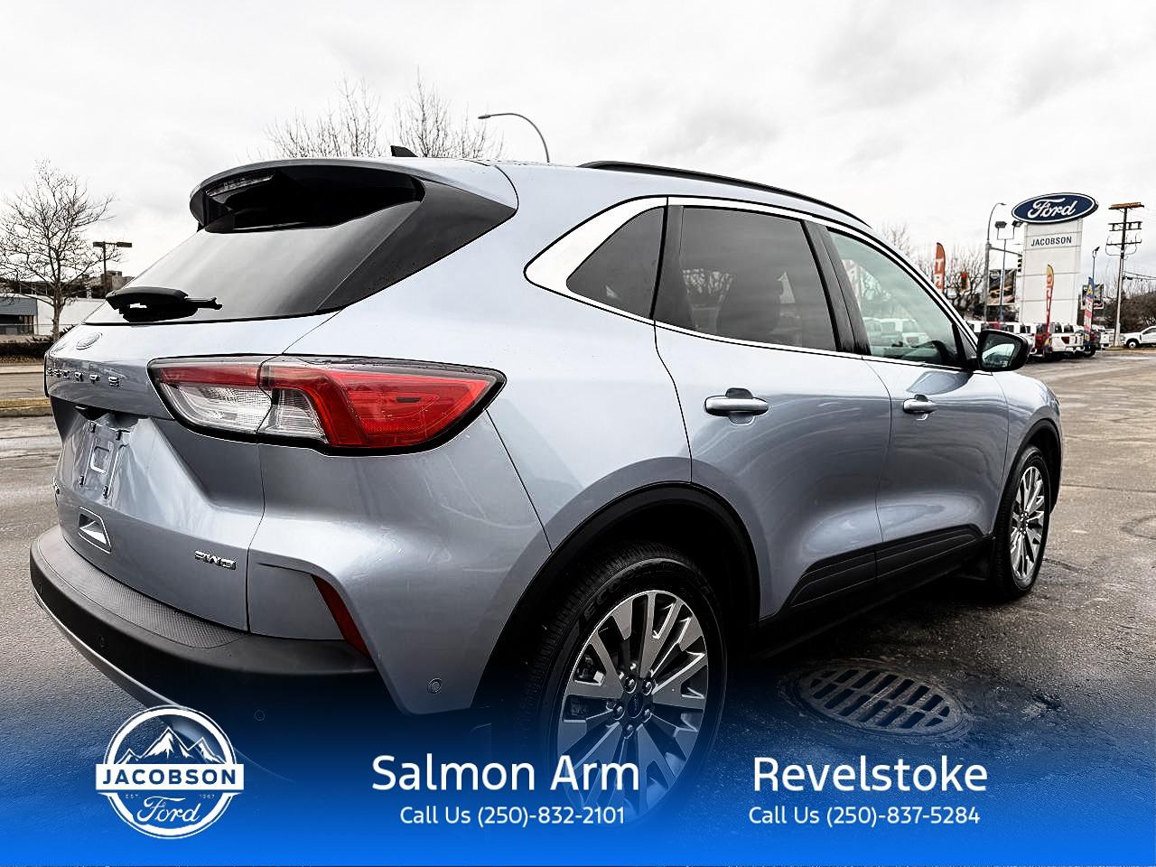 2022 Ford Escape Titanium Photo4