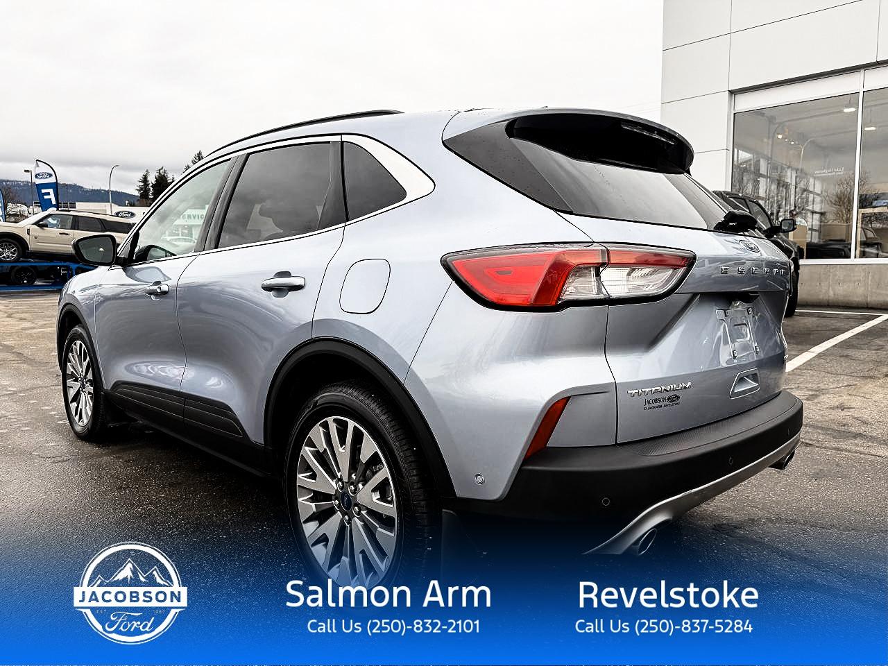 2022 Ford Escape Titanium Photo2