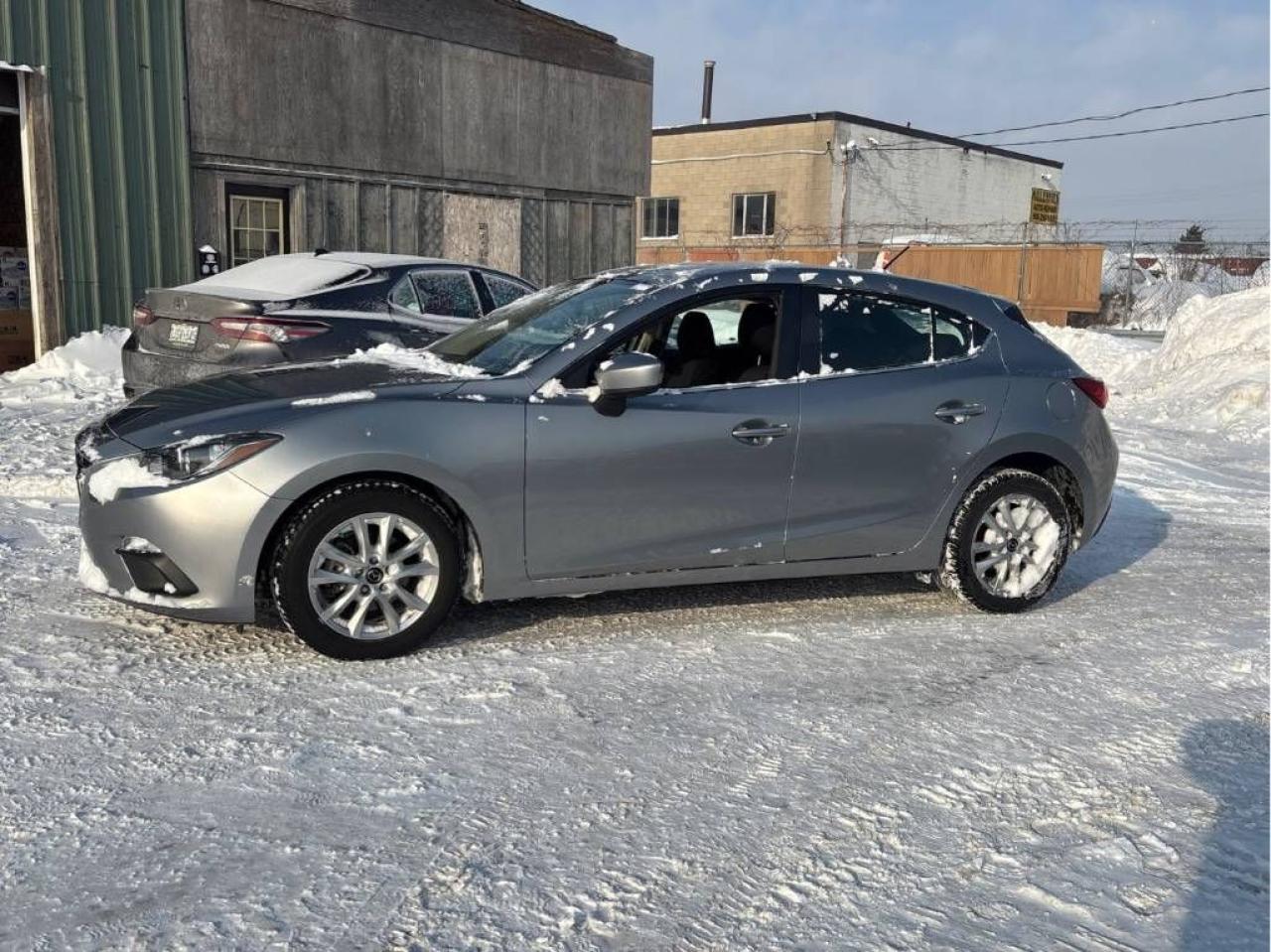 2015 Mazda MAZDA3 GS - ONLY 75K!! MANUAL, HEATED SEATS, BACK-UP CAM! Photo3