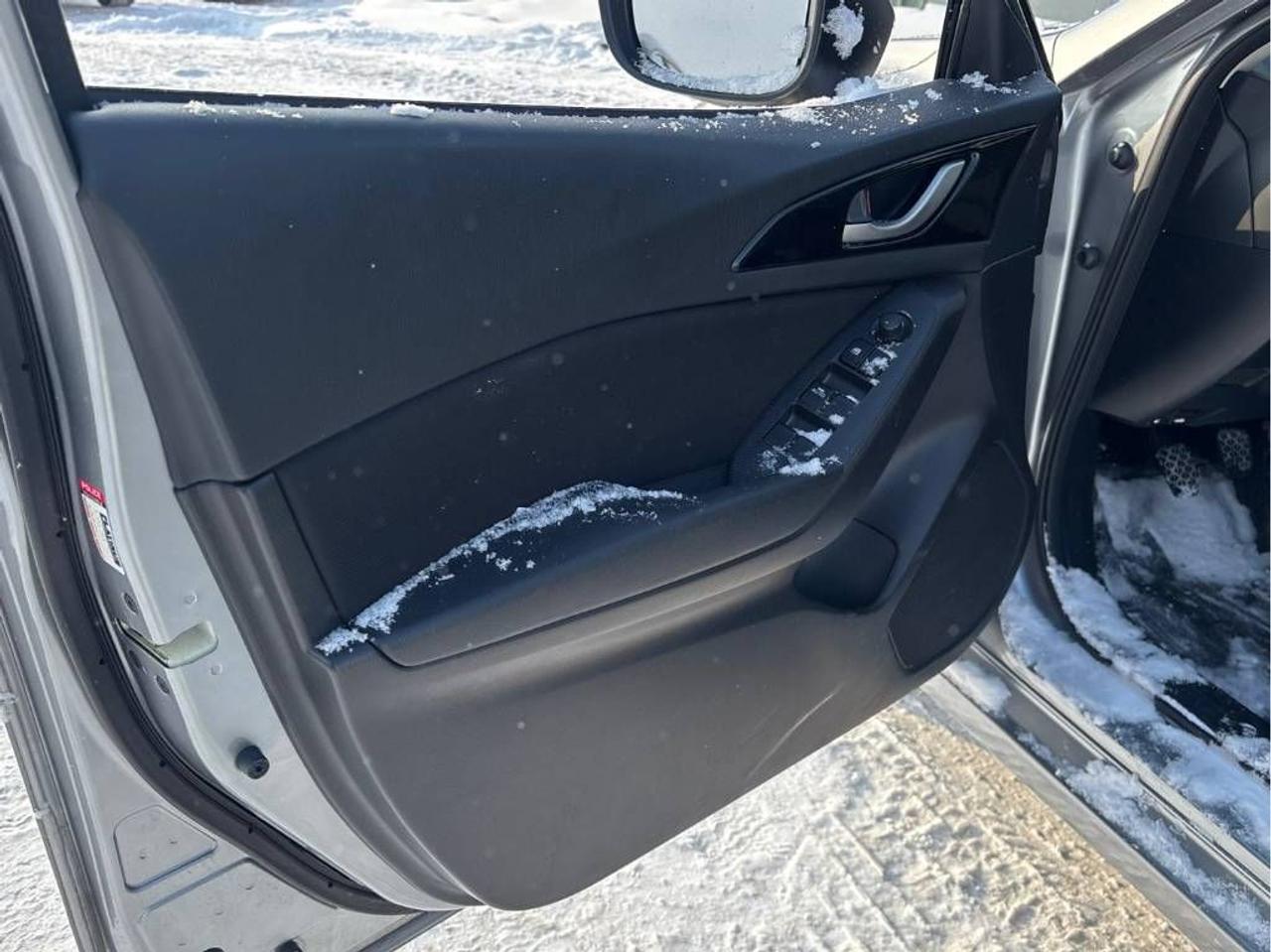 2015 Mazda MAZDA3 GS - ONLY 75K!! MANUAL, HEATED SEATS, BACK-UP CAM! Photo12