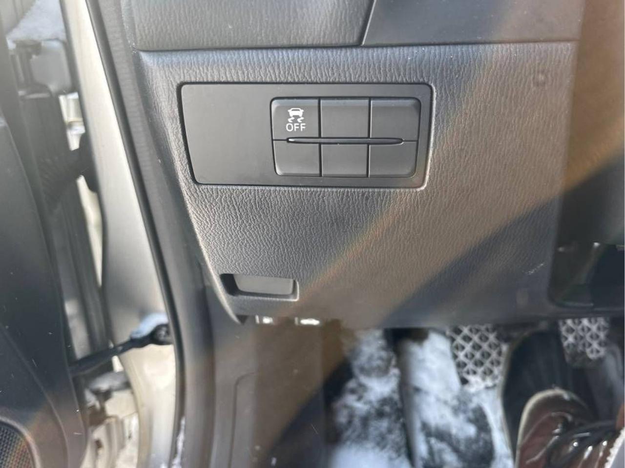 2015 Mazda MAZDA3 GS - ONLY 75K!! MANUAL, HEATED SEATS, BACK-UP CAM! Photo44