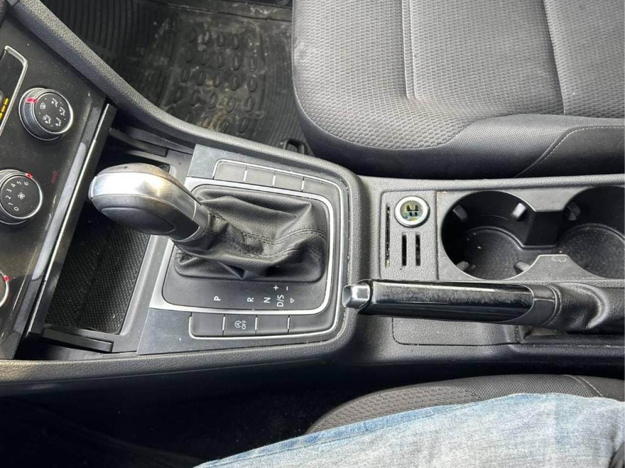 2019 Volkswagen Golf Comfortline AUTO, HEATED SEATS, BACK-UP CAMERA!! Photo