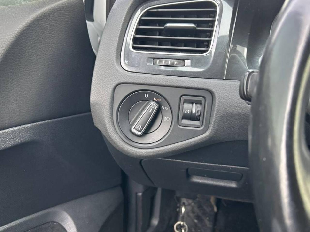 2019 Volkswagen Golf Comfortline AUTO, HEATED SEATS, BACK-UP CAMERA!! Photo