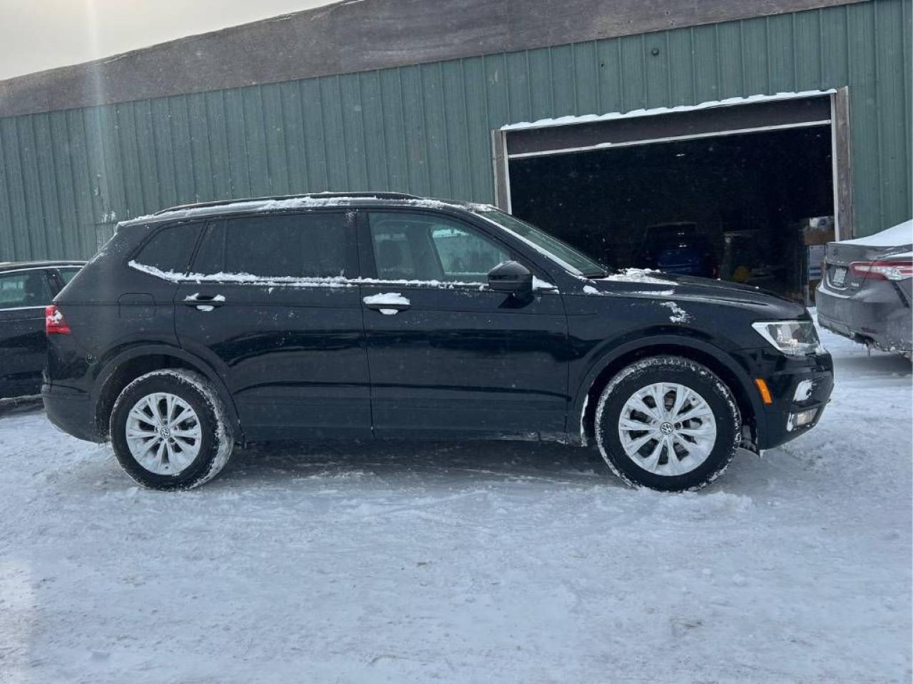 2018 Volkswagen Tiguan Trendline AWD, 7-PASSENGER!, HEATED SEATS, CLEAN!! Photo