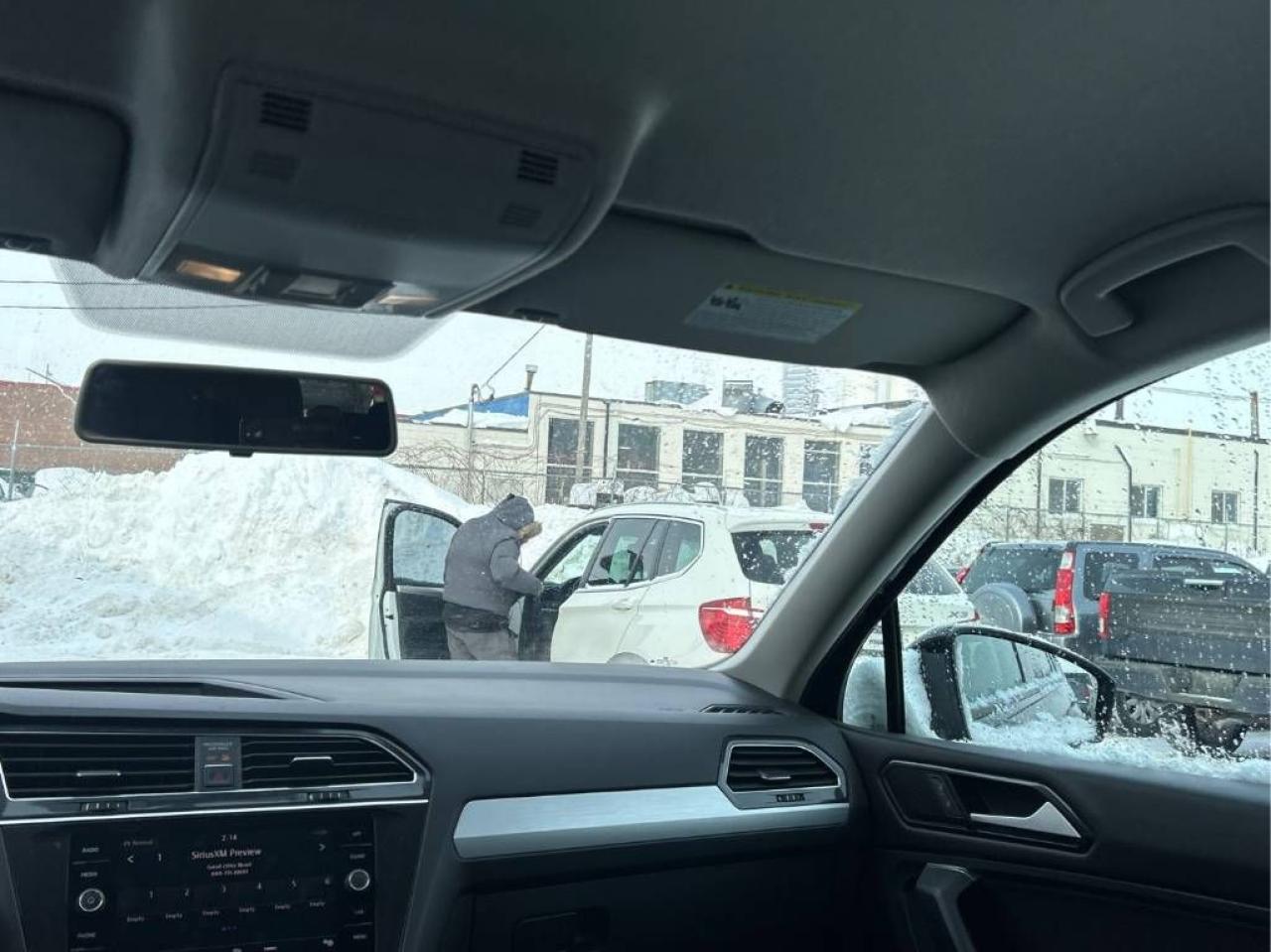 2018 Volkswagen Tiguan Trendline AWD, 7-PASSENGER!, HEATED SEATS, CLEAN!! Photo