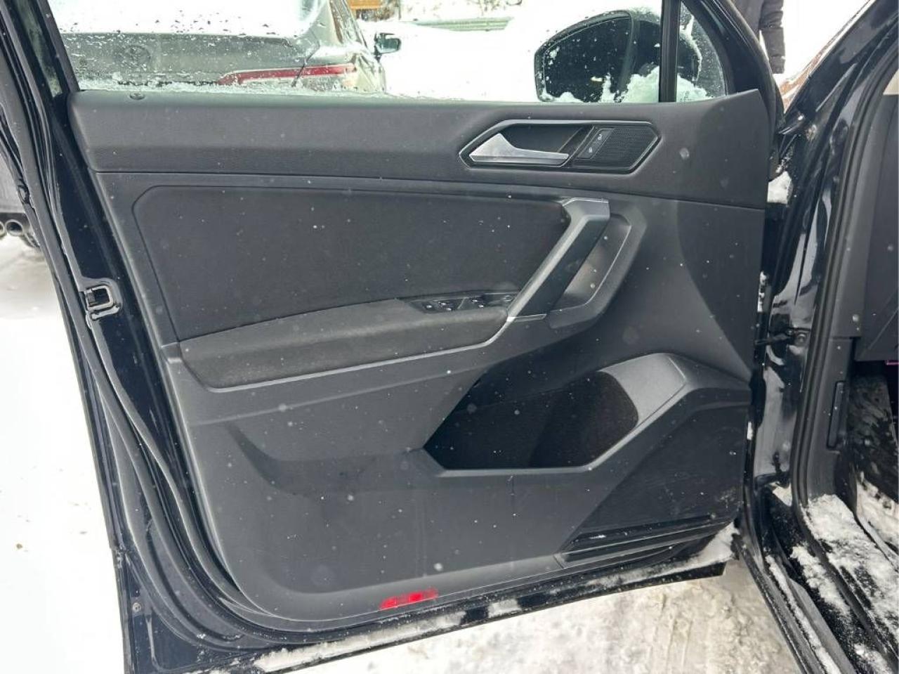 2018 Volkswagen Tiguan Trendline AWD, 7-PASSENGER!, HEATED SEATS, CLEAN!! Photo