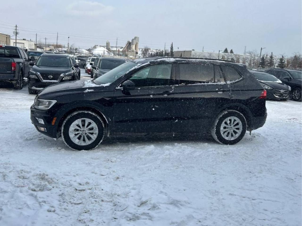 2018 Volkswagen Tiguan Trendline AWD, 7-PASSENGER!, HEATED SEATS, CLEAN!! Photo